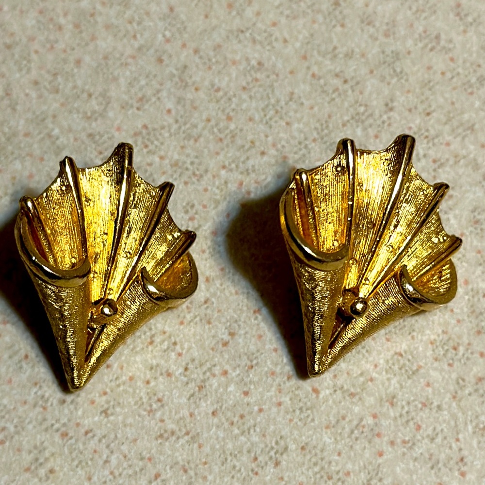 Vintage Coro gold tone brushed/polished fan shaped clip ons (471)